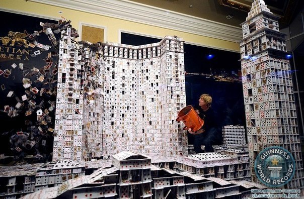Американский мастер по строительству карточных домиков Брайан Берг ломает свое творение – карточную версию казино и отеля в Макао. На создание ушло 44 дня и 218 792 карты.
