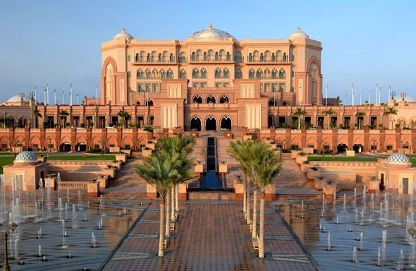 Самый дорогой отель мира – Emirates Palace в Абу-Даби (ОАЭ) включен в Книгу рекордов Гиннесса как самое дорогое место в мире для проведения отпуска.