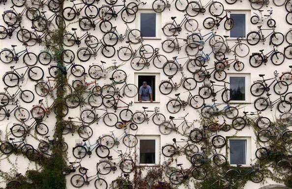 Это обычный и до жути банальный магазинчик по продаже велосипедов в городе Алтлансберг (Altlandsberg), Германия. Чтобы привлечь в свой ничем непримечательный магазин покупателей, его владелец развесил на стене более 120 велосипедов.