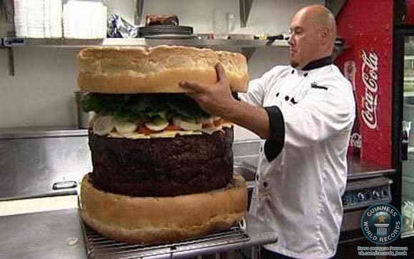 Самый большой гамбургер в мире 84 килограмма.