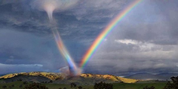 Красивое фото, торнадо высасывает радугу.