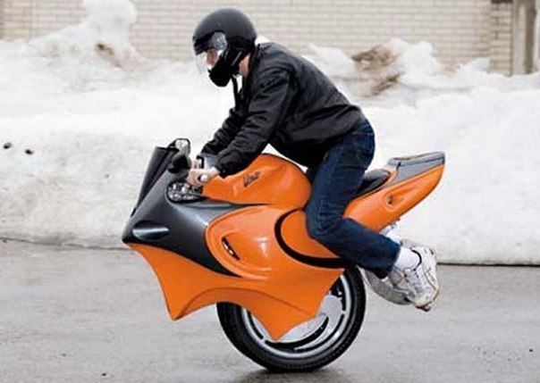 Это чудо техники называется Уно – первый мотоцикл с одним колесом.