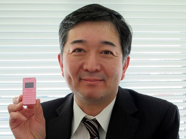 Японский оператор сотовой связи Willcom анонсировал мобильный телефон Phone Strap 2 WX06A, который компания называет самым маленьким и легким из ныне существующих