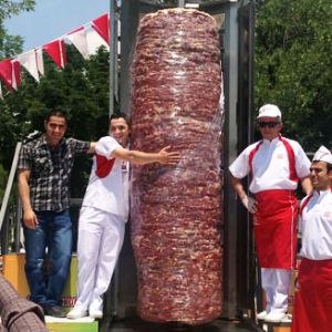 Самый большой в мире Донер-кебаб с рекордным весом 1198 килограммов был приготовлен в Турции. 