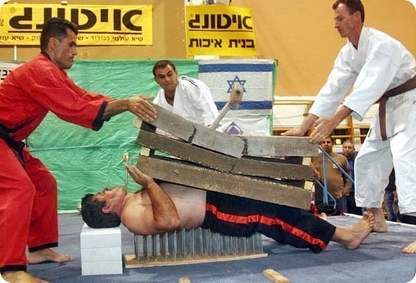 40-летний израильтянин Виктор Ребаев попал в книгу рекордов Гиннесса после того, как его брат разбил на нем 3 цементных блока общим весом 326 кг. При этом рекордсмен лежал спиной на гвоздях