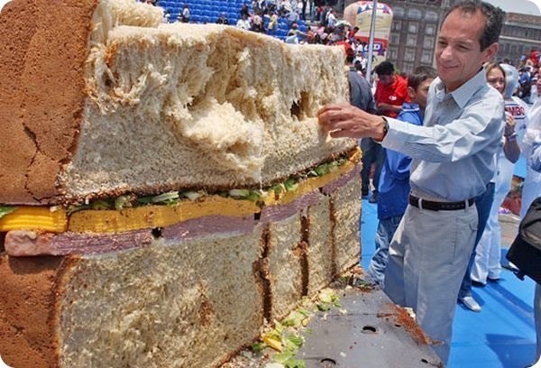 Самый большой сандвич, сделанный в Мехико, имеет габариты 3.5 на 3.5 м