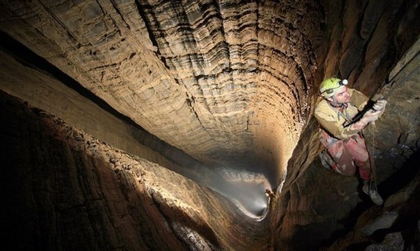 Пещера Крубера, расположенная в пределах Горного массива Арабика в Абхазии, самая глубокая известная пещера на Земле, с глубиной в 2,191 метров. Пещера также известна как Воронья, из-за большого количества гнездящихся там птиц.