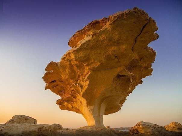Скала необычной формы в пустыне Египет.