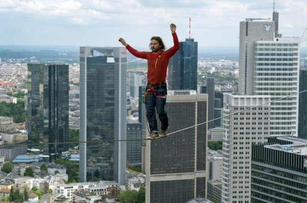 Настоящий сорвиголова из Австрии Рейнхард Клейндл решил побороть боязнь высоты кардинальным способом - прошелся по канату между двумя небоскребами на высоте 185 метров, установив тем самым мировой рекорд.