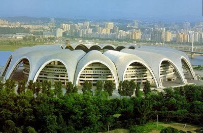 На данный момент самой большой футбольной ареной является Стадион Первого Мая (May Day Stadium). Расположилось это архитектурное творение в городе Пхеньян, в Северной Корее. Вместимость арены 150 тысяч человек. Несмотря на колоссальную вместимость, все места на стадионе сидячие. Высота здания - 8 этажей.
