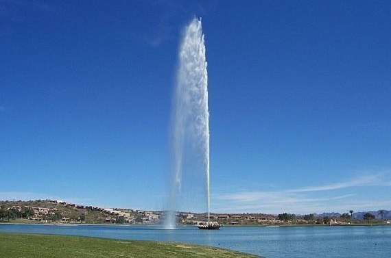 Фонтан короля Фахда (Джидда, Саудовская Аравия) известен как самый высокий фонтан в мире. Он выбрасывает воду на высоту 312 метров. Подобная мощность достигается за счет использования трех массивных насосов, которые выстреливают вертикально вверх со скоростью 375 км /ч, выбрасывая 625 литров воды в секунду.
