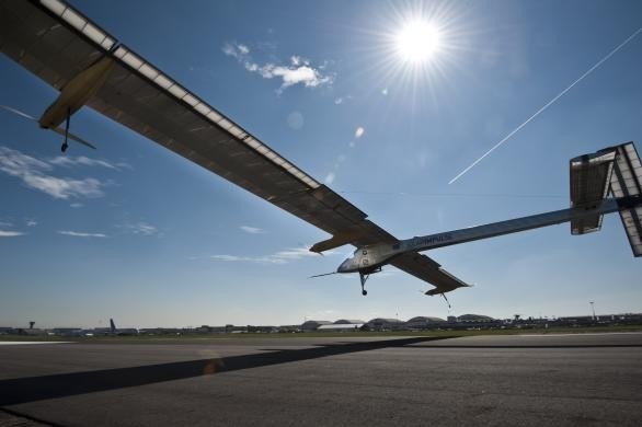"Самолет на солнечных батареях Solar Impulse отправится в Марокко в мае или июне этого года. 48-часовой полет, в ходе которого Solar Impulse пересечет Пиренеи, станет самым продолжительным из всех, совершенных ранее. А в 2014 году самолет отправится в кругосветное путешествие"