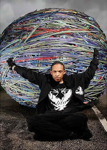 27-летний Джоэл Уаул попал в Книгу рекордов Гиннеса, создав самый большой шар из резинок. При создании необычной конструкции Джоэл использовал 302 000 резинок.