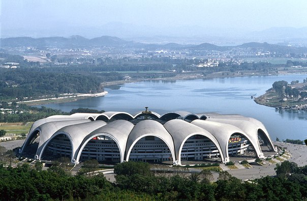 На данный момент самой большой футбольной ареной является Стадион Первого Мая (May Day Stadium). Расположилось это архитектурное творение в городе Пхеньян, в Северной Корее. Вместимость арены 150 тысяч человек. Несмотря на колоссальную вместимость, все места на стадионе сидячие. Высота здания - 8 этажей.
