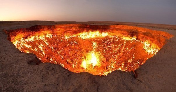 Врата в ад – так называют это место, находящееся в Туркмении. Здесь природный газ горит постоянно с 1971 года.