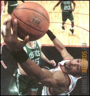 3 октября 1997 г. Кевин Гарнет подписал шестилетнее продолжение контракта с клубом «Миннесота Тимбервулвс» на сумму 126 млн долл., что является наибольшей суммой по контрактам НБА (NBA). В 1997 г. контракты на девятизначные суммы подписали также Алонсо Моорнинг из «Майями Хит» (на фото), Шакилл 0'Нил («Лос-Анджелес Лейкерс») и Джувен Хоуэрд («Вашингтон Уизардс»)