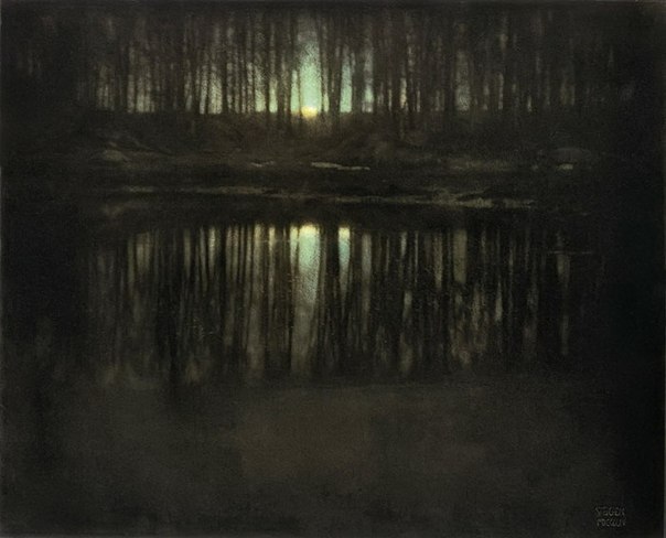 На нью-йоркском аукционе Sotheby s снимок под названием «Пруд. Лунный свет» ушел с молотка за 2,9 миллиона долларов. Таким образом, классическая работа Эдварда Стейхена (Edward Steichen), выполненная в 1904 году, стала самой дорогой фотографией в истории.