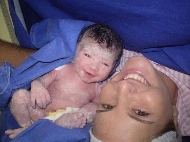 Этот малыш установил мировой рекорд первой улыбки; он улыбнулся еще будучи в возрасте 5 секунд !:-) ДРУЗЬЯ, ПОЧАЩЕ УЛЫБАЙТЕСЬ !!!