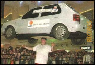 С автомобилем «Ниссан» на голове на фото изображен Джон Ивенс (Великобритания). Это событие произошло в Международном торговом центре Сингапура. Ивенс — обладатель мирового рекорда по балансированию автомобилем на голове. 4 ноября 1997 г. в Дерби (Великобритания) он в течение 12 с удерживал на голове «Шевроле» весом 158,76 кг. Джону принадлежит немало других рекордов, и он часто появляется в различных шоу, организуемых «Гиннессом». Он также утверждает, что является обладателем самой крепкой на свете шеи, и публично предлагает 3 315 долл. каждому, кто превзойдет хотя бы одно из его достижений.