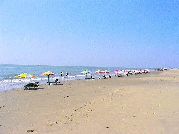 Самым длинным в мире пляжем является бангладешский Cox s Bazar, протяжённость которого равняется 120 км. Он начинается неподалёку от города Читтагонга, а заканчивается на границе с Мьянмой.