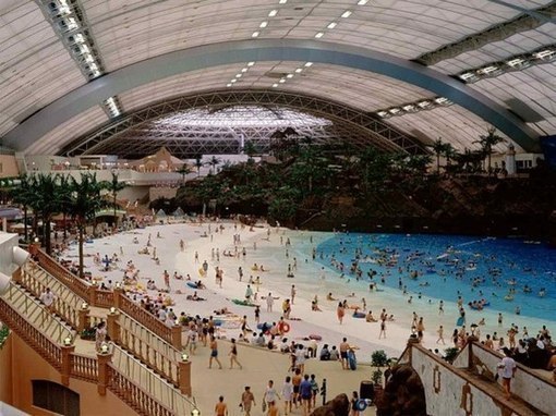 Самый большой в мире крытый бассейн.