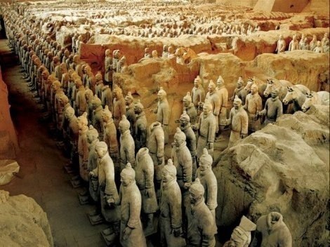 Крупнейшая терракотовая армия — захоронение по крайней мере 8099 полноразмерных терракотовых статуй китайских воинов и их лошадей, обнаруженное в 1974 году рядом с гробницей китайского императора Цинь Шихуанди неподалёку от города Сиань.