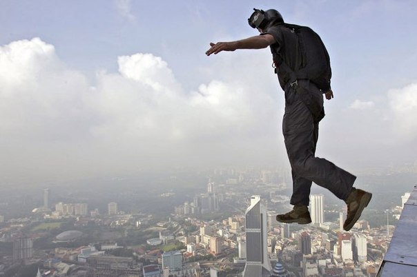 Бэйсджампер из Англии Ральф Гринэуэй прыгает с самого высокого здания в мире – башни в Куала-Лумпур.