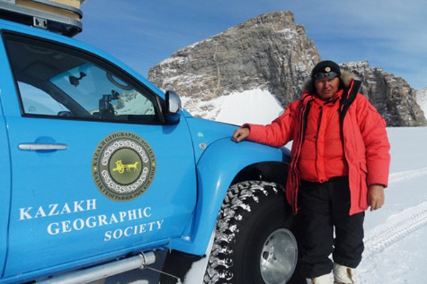 В декабре 2011 года экспедиционная группа Казахского географического общества преодолела на автомобиле путь к Южному полюсу длиной 2308 километров за 108 часов (средняя скорость — 21,37 километра в час). Эта экспедиция внесена в Книгу рекордов Гиннесса как самый быстрый сухопутный маршрут на Южный полюс в расчете на среднюю скорость.