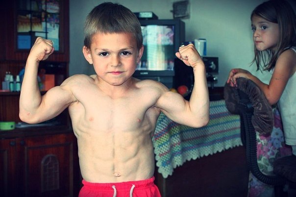 Румынский мальчик Джулиан Срно в свои 8 лет считается сильнейшим ребенком на планете.