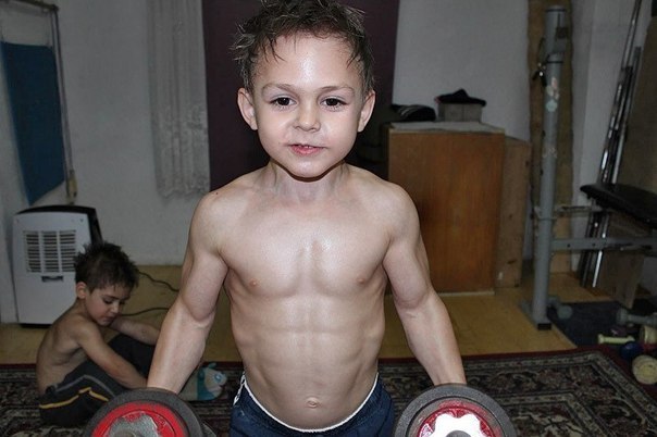 Румынский мальчик Джулиан Срно в свои 8 лет считается сильнейшим ребенком на планете.