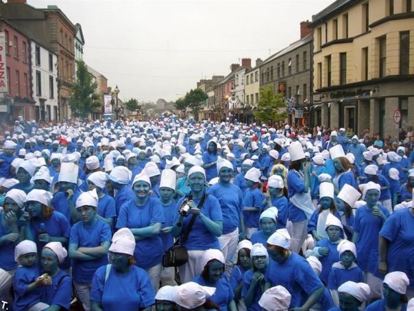 Самое большое количество людей, одетых в Смурфов, составляло 1 253. Это люди, которые пришли на фестиваль «Мукномания» в Каслблэйни, Ирландия, 18 июля 2008 года. (Guinness World Records