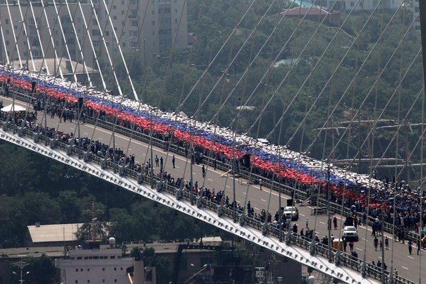 Во Владивостоке прошел грандиозный флешмоб, который попал в Книгу рекордов Гиннесса. 26 904 жителя города составили изображение флага России.