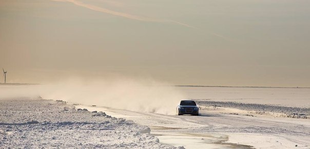 Максимальная скорость достигнутая автомобилем на льду 335,71 км / ч (208,62 миль / ч) 