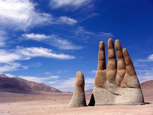 Чилийская пустыня Атакама - самая сухая пустыня на земле, где дождь бывает выпадает всего раз в десять-пятнадцать лет. Но интересна Атакама еще и тем, что посреди ее песков возвышается 11-метровая возносящаяся к небу рука.