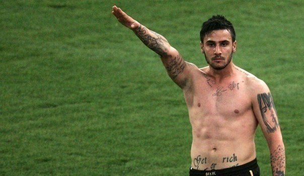 Греческая федерация футбола пожизненно дисквалифицировала полузащитника афинского АЕКа за нацистское приветствие, которым он отпраздновал гол.