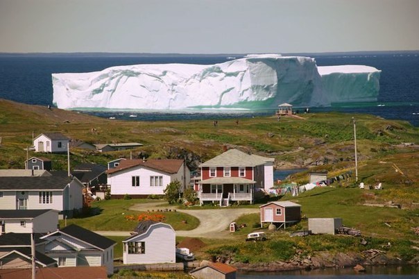 К одному из побережий Исландии, причалил айсберг.
