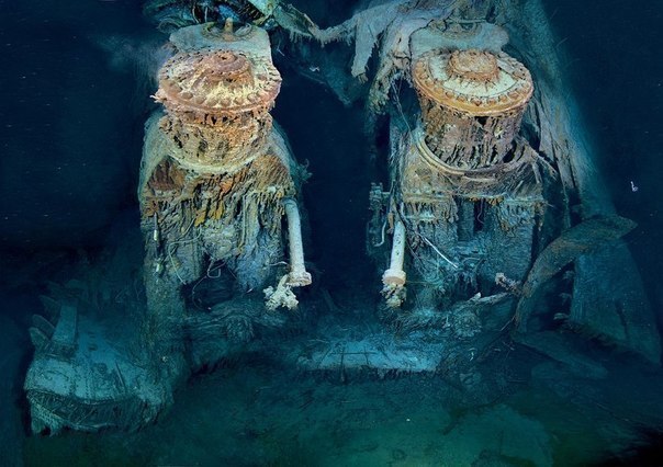 Два двигателя "Титаника", которые по высоте сравнимы с 4-этажным зданием, торчат из места разлома в задней части корпуса корабля.