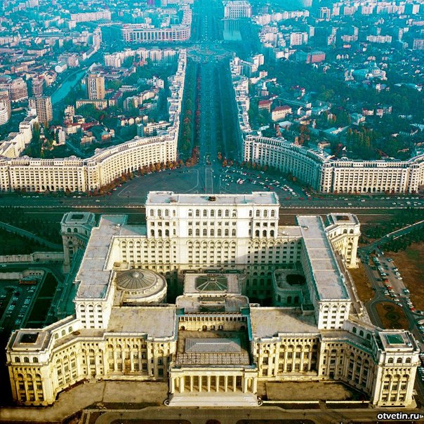 Самым тяжелым зданием в мире считается Дворец Чаушеску, сейчас это Дворец Парламента. Находится оно в Румынии, в центральной части Бухареста. Чтобы освободить место под строительство, по приказу Николая Чаушеску, бывшего в то время президентом Румынии, была снесена примерно пятая часть исторического центра города. Площадь здания внушительна – 350 000 м², надземная часть имеет высоту 86 метров. Подземная часть высотой более 90 метров состоит из восьми уровней. Фасад здания облицован белым румынским мрамором. Во дворце 1100 комнат, для отделки которых также использовались материалы румынского производства. Стены покрыты панелями из дерева ореха и вишни, на полу прекрасный дубовый паркет. Изобилие мрамора, ковров, хрусталя, бронзы и зеркал.
