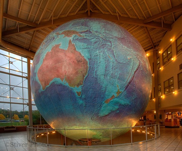 Самый большой в мире глобус, созданный ещё в 1998 году, выставлен в просторном павильоне штаб-квартиры  DeLorme” в американском городе Ярмут.