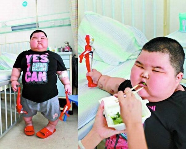 Гигантский трехлетний ребенок из Китая весит 59.87 килограмм и съедает в обед по 3 огромные тарелки риса.