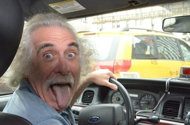 Двойник Эйнштейна водит такси в Нью-Йорке.