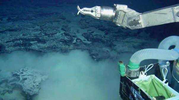 Японские и бразильские исследователи заявили об обнаружении в Атлантическом океане следов затонувшего материка. Ученые уже назвали землю «Атлантидой». Открытие было сделано с помощью подводного аппарата «Синкай 6500″ (Shinkai 6500). Исследование проводилось в 1 тыс. км к юго-востоку от Рио-де-Жанейро. На глубине около 910 м аппарат нашел скалу 10 м в высоту и 10 м в ширину. По словам ученых, скала состояла из гранита, кварца и других пород, образующихся на суше.