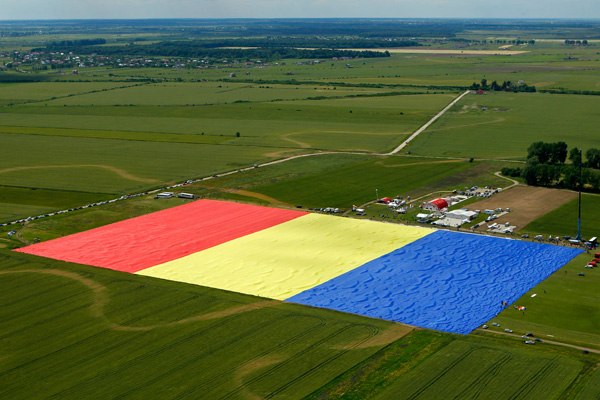 В Книгу рекордов Гиннеса попал самый большой в мире флаг, изготовленный в Румынии.