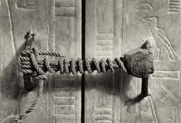 Нетронутая печать на третьей гробнице Тутанхамона.
