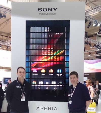 Японский производитель электроники и портативной техники, компания Sony попала на страницы Книги рекордов Гиннеса. Этот телефон был создан из 196 смартфонов Xperia Z. Они составили экран высотой 1.9 метра и шириной 1.03 метра.Площадь конструкции – 1,95 кв. м