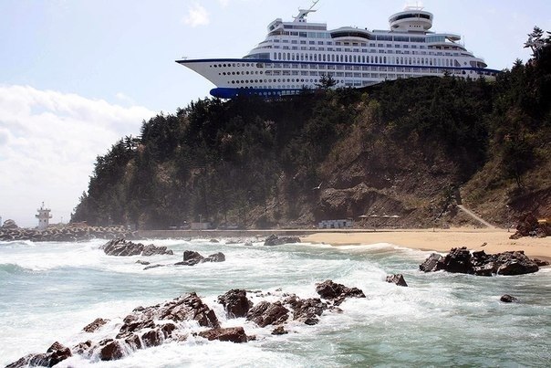 Южнокорейский отель-лайнер на берегу Японского моря.