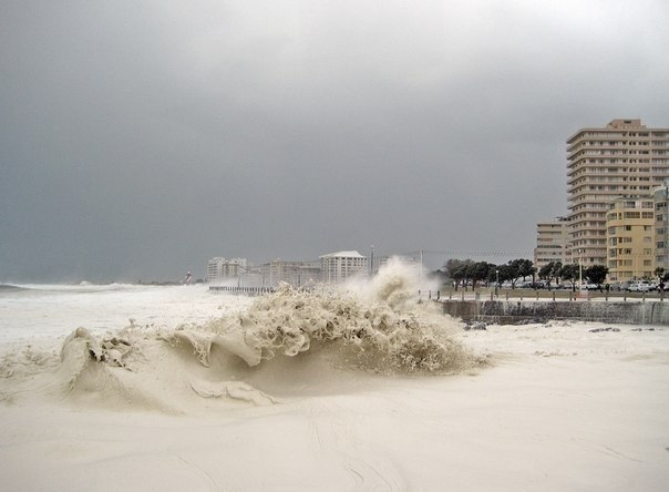 Кейптаун, ЮАР. Пляж Си Пойнт на окраине города был залит пеной, неожиданно выплеснувшейся на берег. Выглядело все это так, как будто океан превратили в гигантскую чашку капуччино.