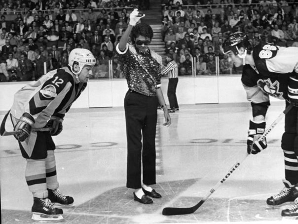 Майкл Джексон осуществляет торжественное вбрасывание шайбы. Ванкувер, 16 ноября 1984 г.