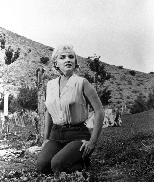 После того, как Мэрилин Монро появилась в фильме "Неприкаянные" (1961 год) в джинсах, они мгновенно стали символом женственности.