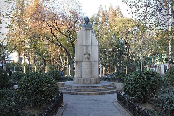 В 1937 году в Шанхае был установлен памятник А. С. Пушкину — это единственный в Китае памятник иностранному литературному деятелю!